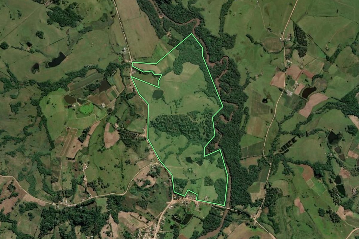 Imagem de satélite do imóvel rural em Amaral Ferrador (RS), com o contorno declarado no CAR desenhado por cima.