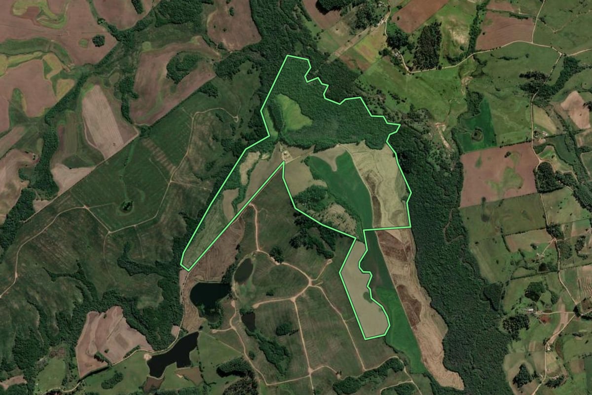 Imagem de satélite do imóvel rural em Amaral Ferrador (RS), com o contorno declarado no CAR desenhado por cima.