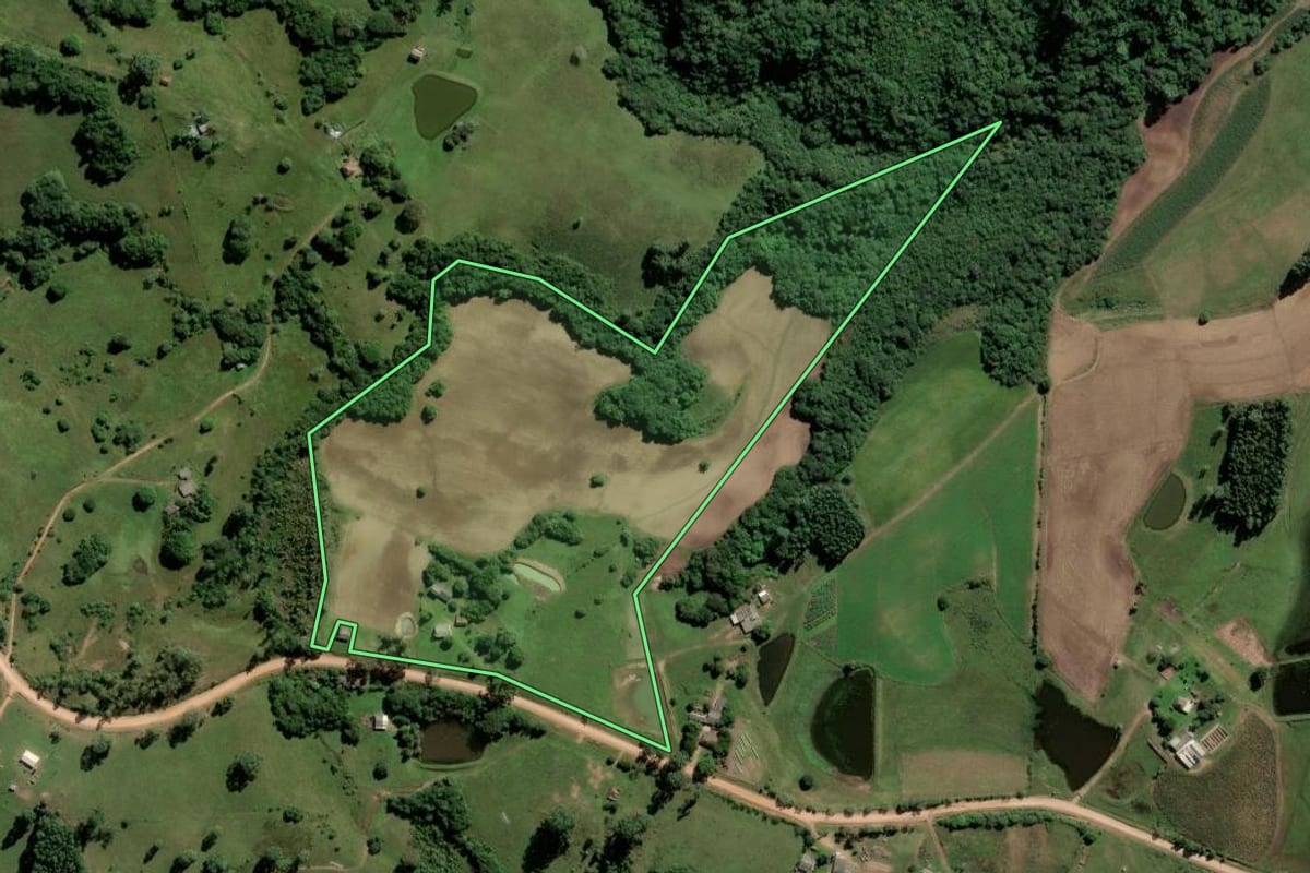 Imagem de satélite do imóvel rural em Amaral Ferrador (RS), com o contorno declarado no CAR desenhado por cima.