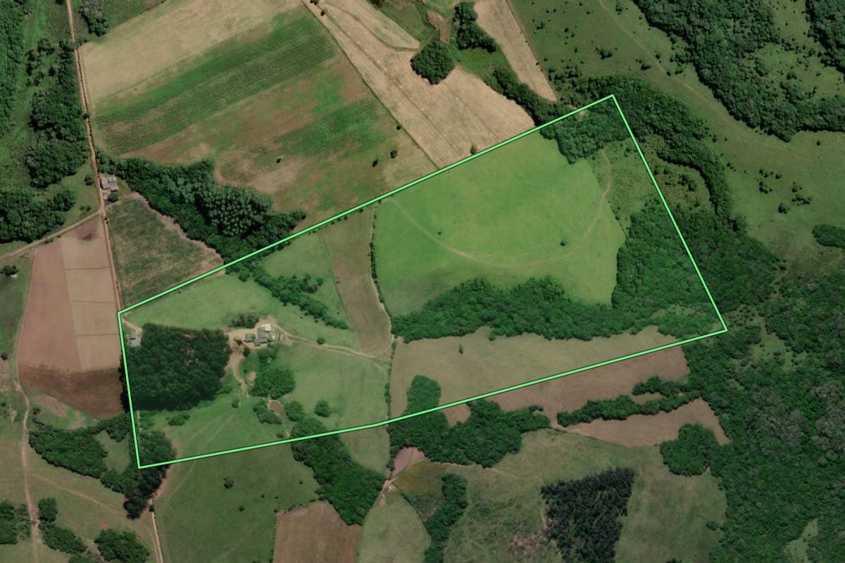 Imagem de satélite do imóvel rural em Amaral Ferrador (RS), com o contorno declarado no CAR desenhado por cima.