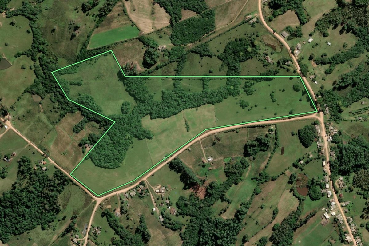 Imagem de satélite do imóvel rural em Amaral Ferrador (RS), com o contorno declarado no CAR desenhado por cima.