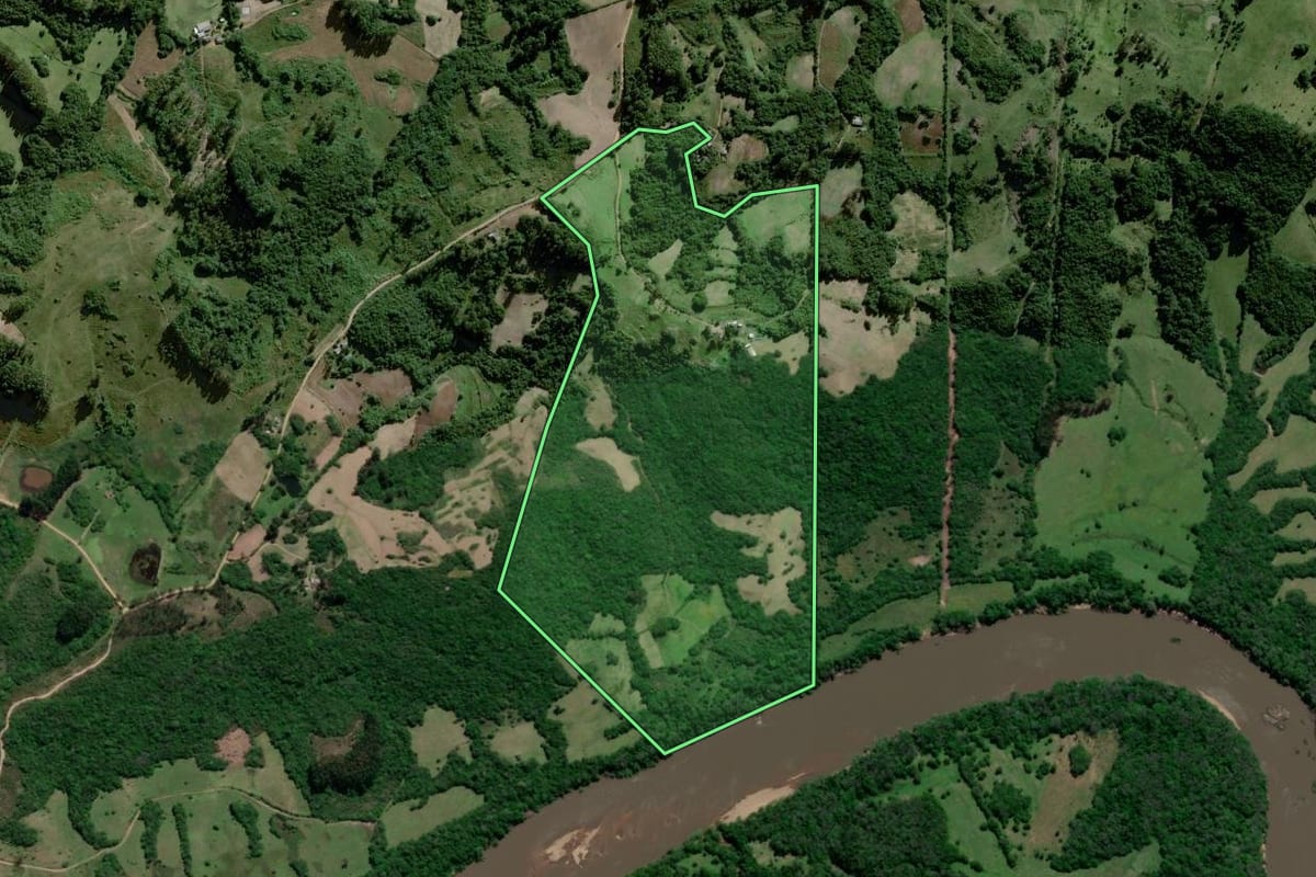 Imagem de satélite do imóvel rural em Amaral Ferrador (RS), com o contorno declarado no CAR desenhado por cima.