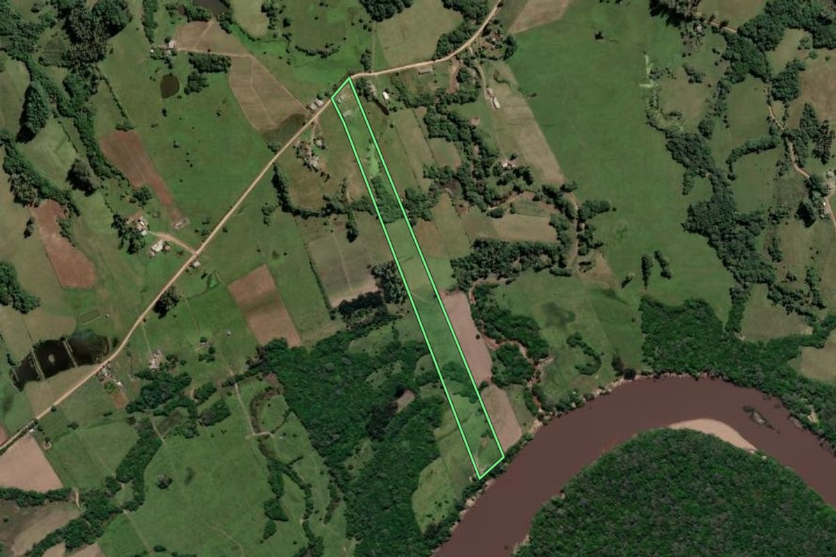 Imagem de satélite do imóvel rural em Amaral Ferrador (RS), com o contorno declarado no CAR desenhado por cima.