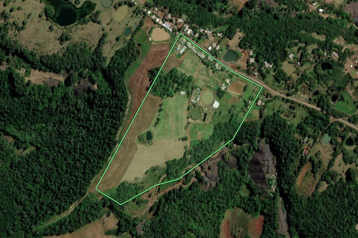Imagem de satélite do imóvel rural em Ametista do Sul (RS), com o contorno declarado no CAR desenhado por cima.