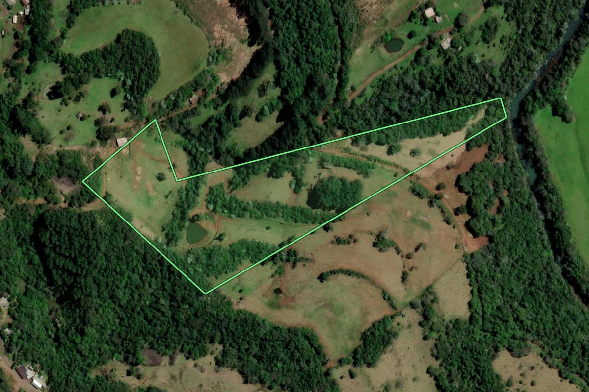 Imagem de satélite do imóvel rural em Ametista do Sul (RS), com o contorno declarado no CAR desenhado por cima.