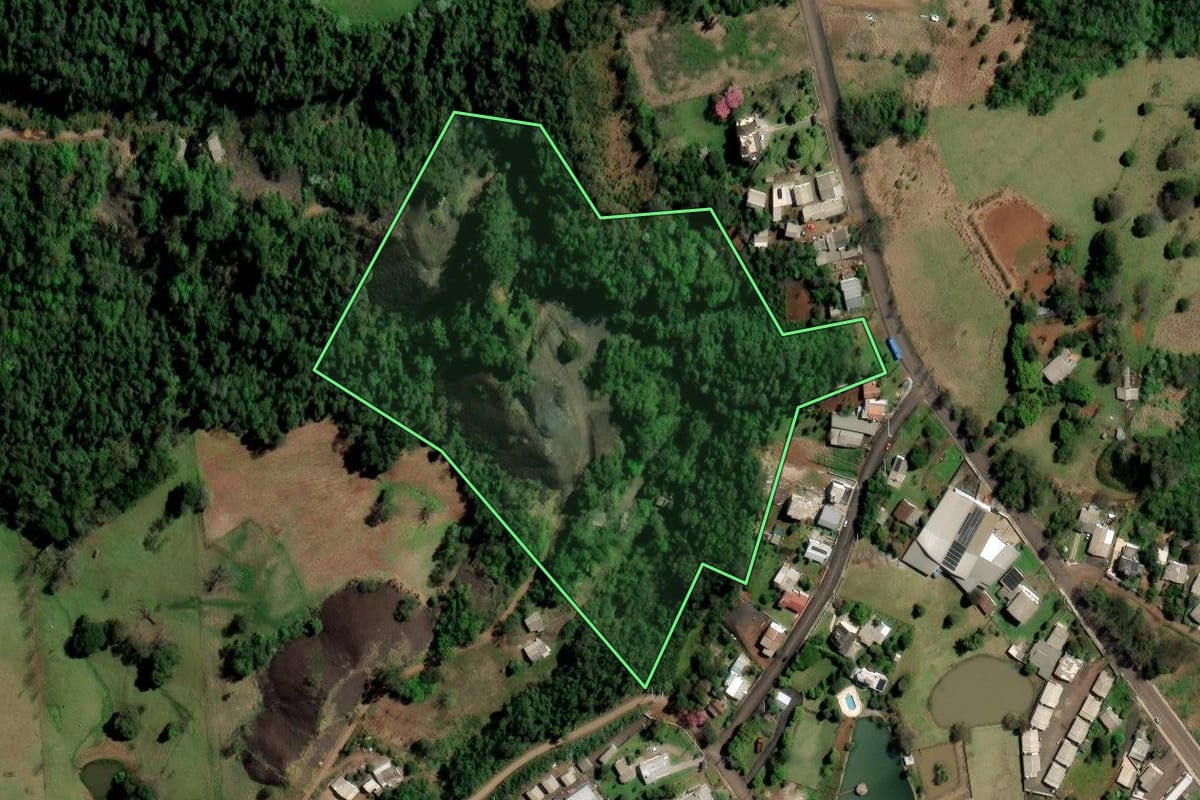 Imagem de satélite do imóvel rural em Ametista do Sul (RS), com o contorno declarado no CAR desenhado por cima.
