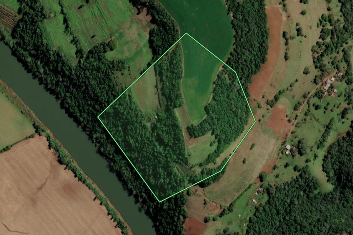 Imagem de satélite do imóvel rural em Ametista do Sul (RS), com o contorno declarado no CAR desenhado por cima.