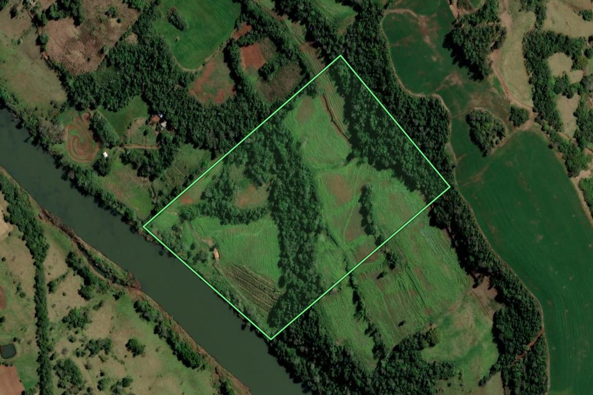 Imagem de satélite do imóvel rural em Ametista do Sul (RS), com o contorno declarado no CAR desenhado por cima.