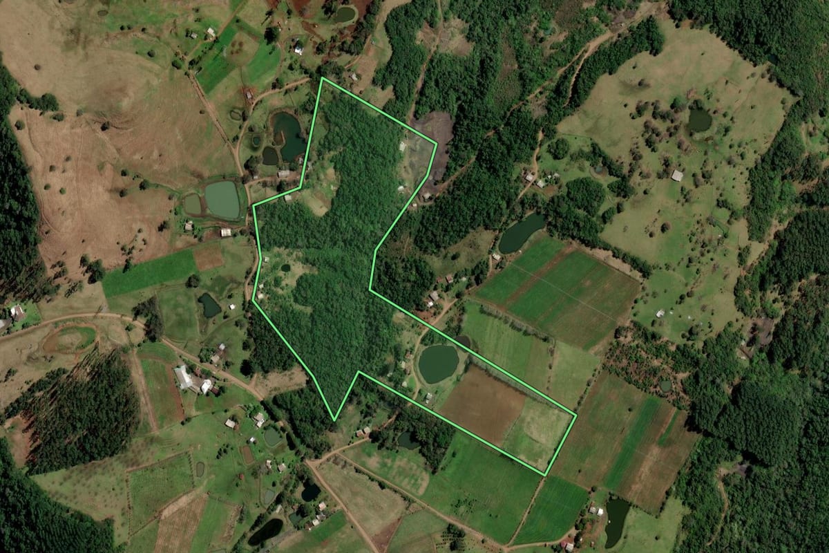 Imagem de satélite do imóvel rural em Ametista do Sul (RS), com o contorno declarado no CAR desenhado por cima.