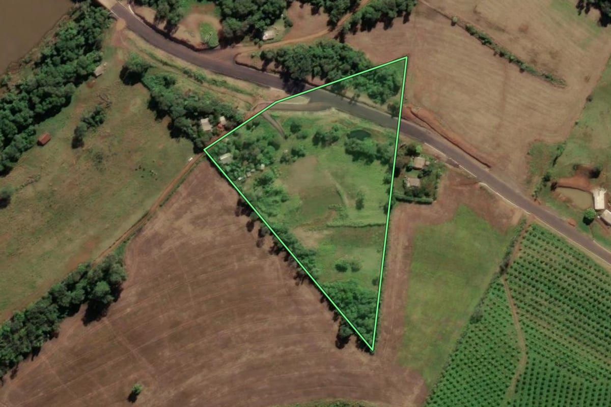 Imagem de satélite do imóvel rural em Ametista do Sul (RS), com o contorno declarado no CAR desenhado por cima.