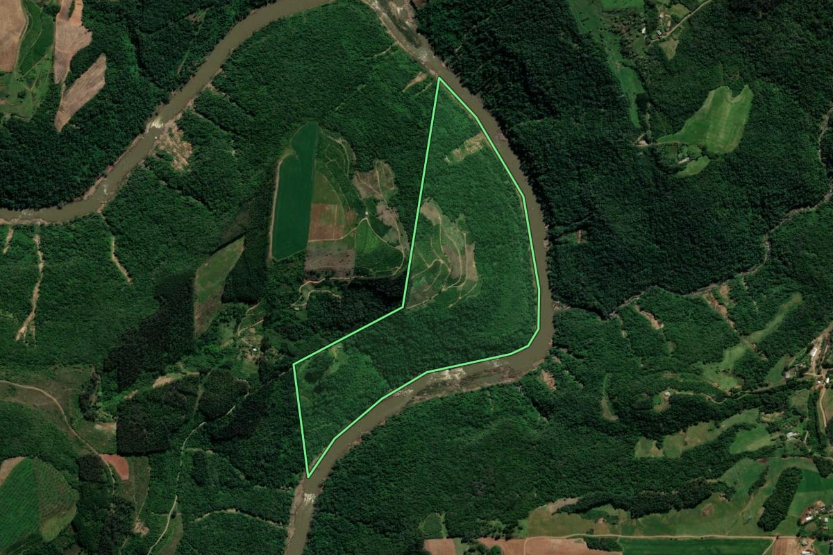 Imagem de satélite do imóvel rural em Anta Gorda (RS), com o contorno declarado no CAR desenhado por cima.