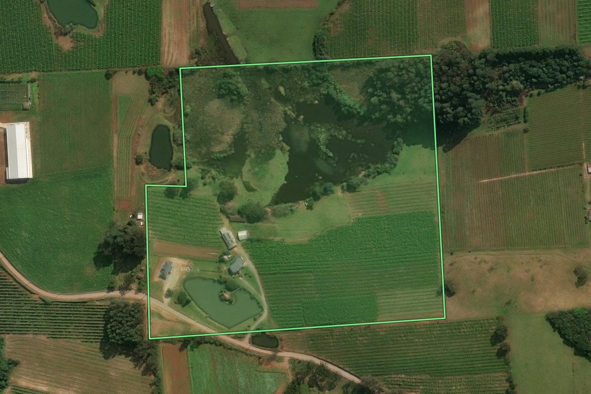 Imagem de satélite do imóvel rural em Antônio Prado (RS), com o contorno declarado no CAR desenhado por cima.