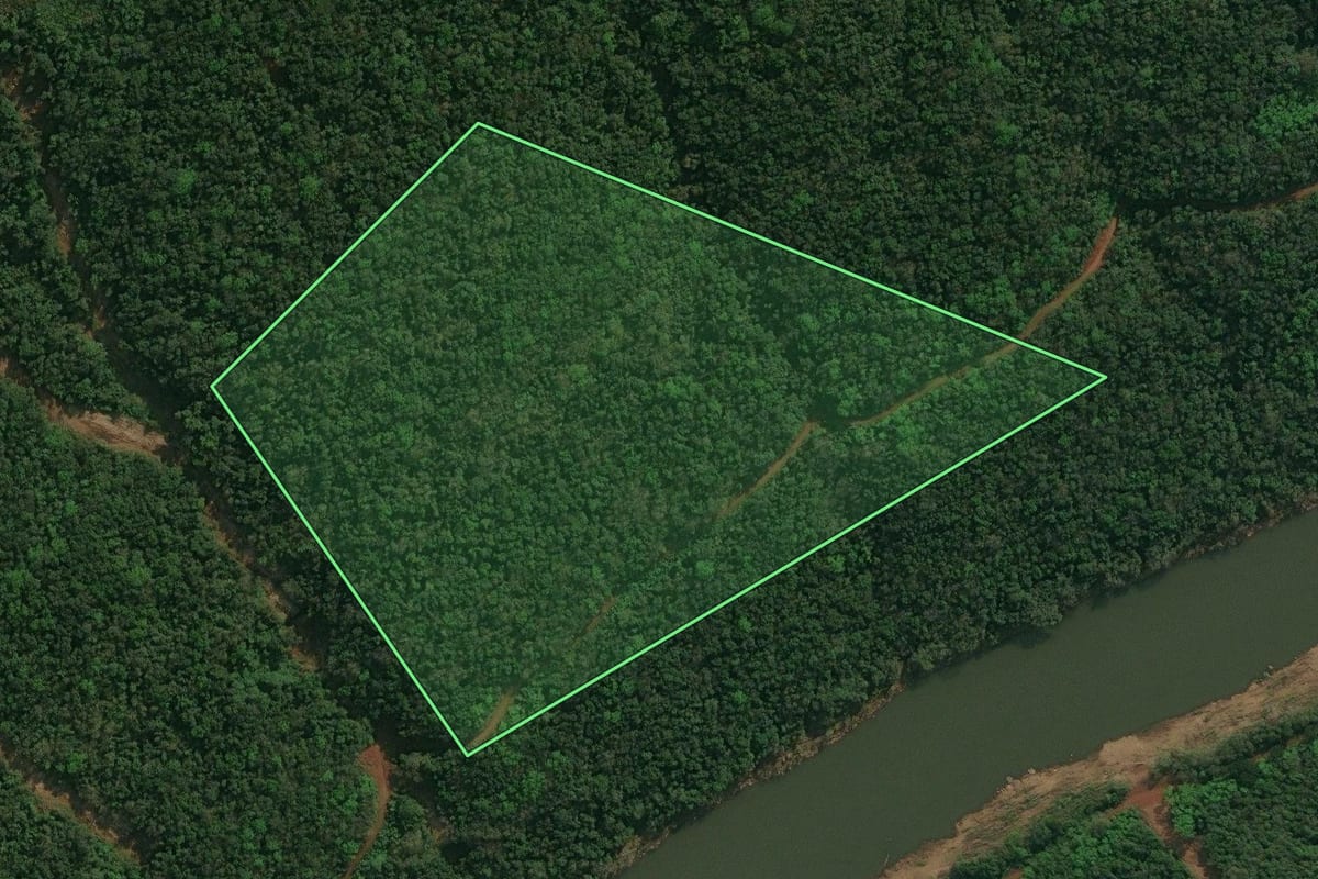 Imagem de satélite do imóvel rural em Antônio Prado (RS), com o contorno declarado no CAR desenhado por cima.