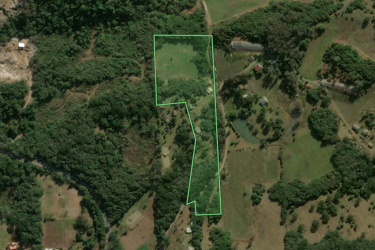 Imagem de satélite do imóvel rural em Antônio Prado (RS), com o contorno declarado no CAR desenhado por cima.