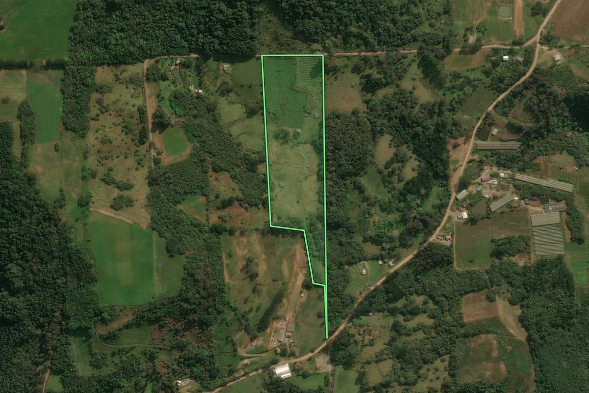 Imagem de satélite do imóvel rural em Antônio Prado (RS), com o contorno declarado no CAR desenhado por cima.