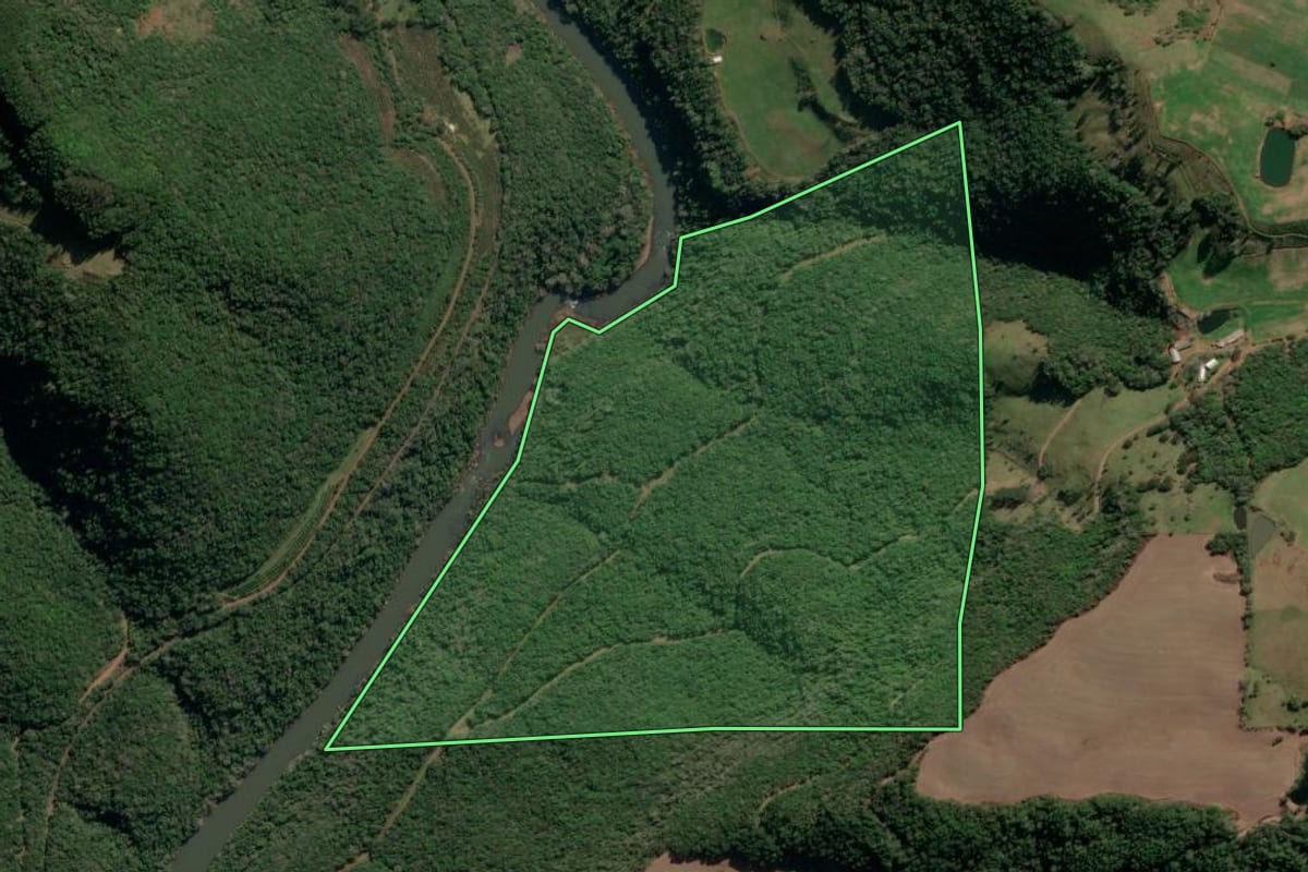 Imagem de satélite do imóvel rural em Antônio Prado (RS), com o contorno declarado no CAR desenhado por cima.