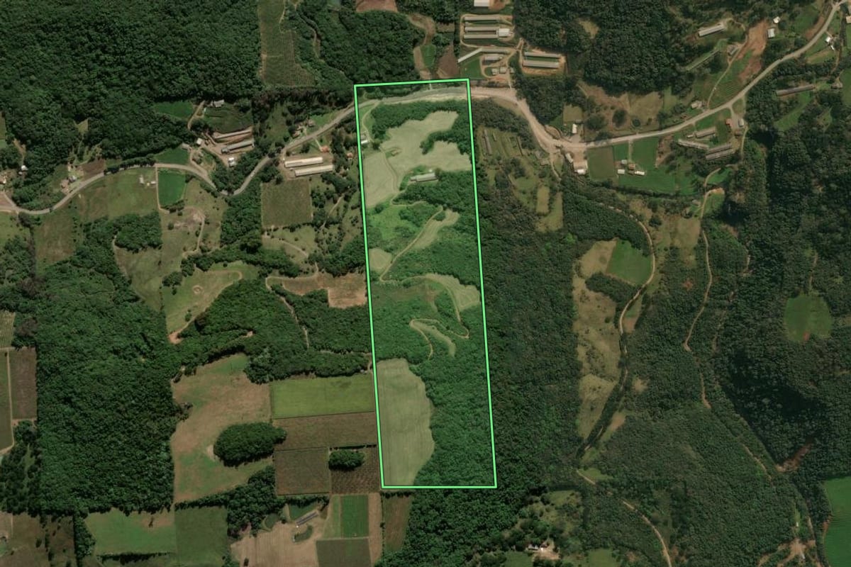 Imagem de satélite do imóvel rural em Antônio Prado (RS), com o contorno declarado no CAR desenhado por cima.