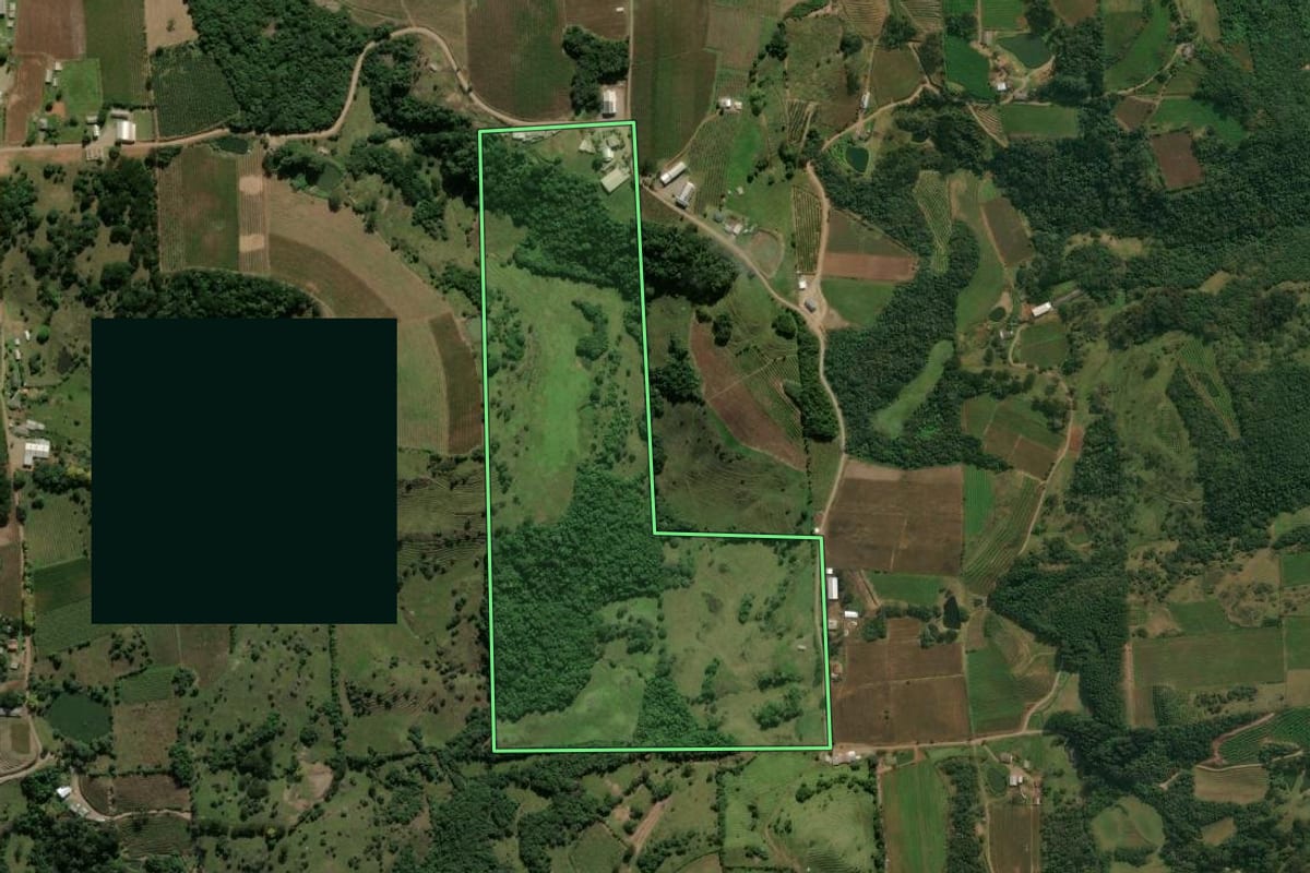 Imagem de satélite do imóvel rural em Antônio Prado (RS), com o contorno declarado no CAR desenhado por cima.