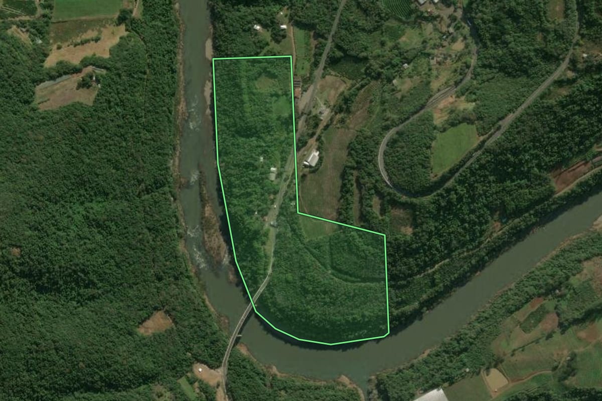 Imagem de satélite do imóvel rural em Antônio Prado (RS), com o contorno declarado no CAR desenhado por cima.