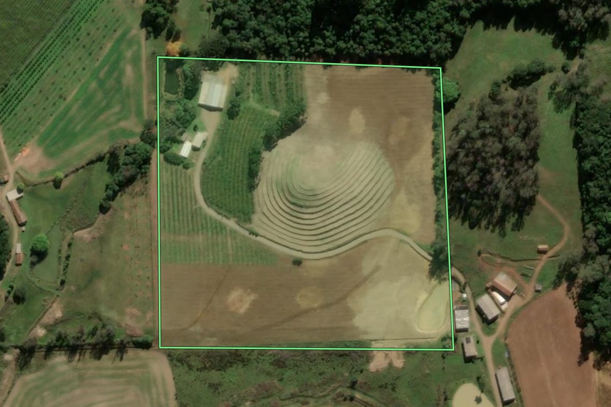 Imagem de satélite do imóvel rural em Antônio Prado (RS), com o contorno declarado no CAR desenhado por cima.