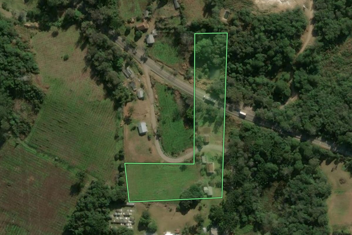 Imagem de satélite do imóvel rural em Antônio Prado (RS), com o contorno declarado no CAR desenhado por cima.