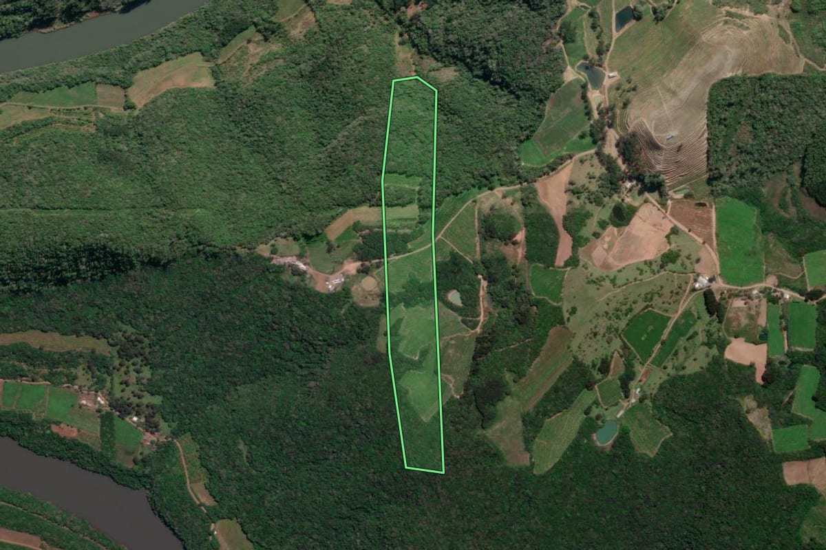 Imagem de satélite do imóvel rural em Antônio Prado (RS), com o contorno declarado no CAR desenhado por cima.