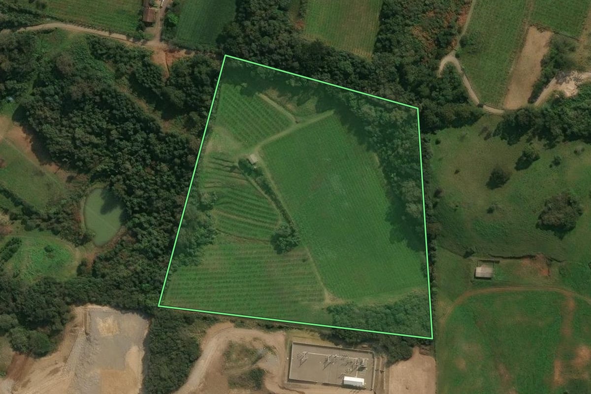 Imagem de satélite do imóvel rural em Antônio Prado (RS), com o contorno declarado no CAR desenhado por cima.