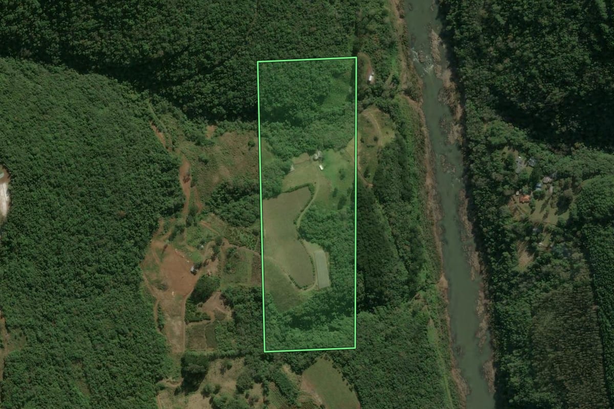 Imagem de satélite do imóvel rural em Antônio Prado (RS), com o contorno declarado no CAR desenhado por cima.