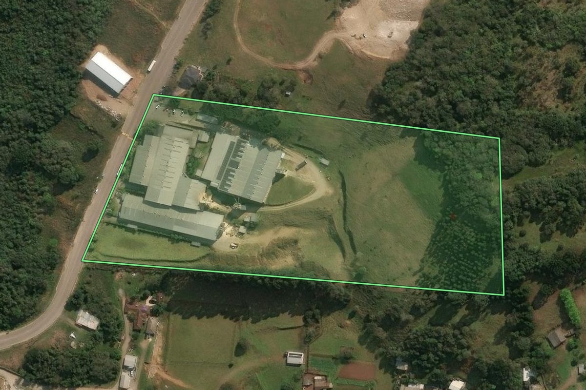 Imagem de satélite do imóvel rural em Antônio Prado (RS), com o contorno declarado no CAR desenhado por cima.