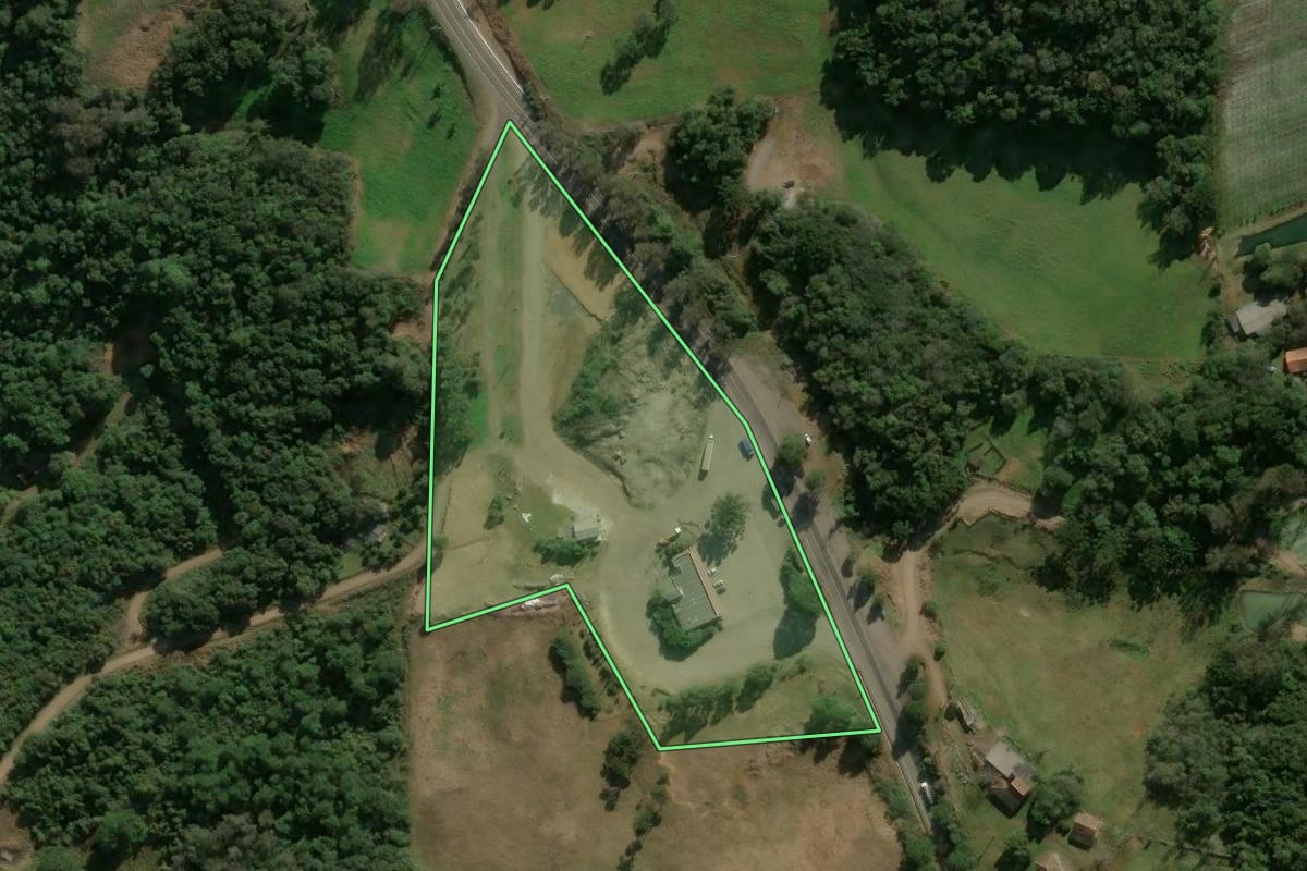 Imagem de satélite do imóvel rural em Antônio Prado (RS), com o contorno declarado no CAR desenhado por cima.
