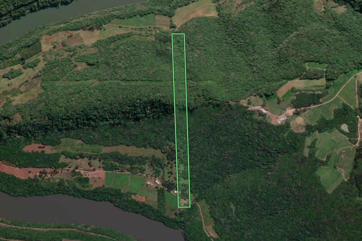 Imagem de satélite do imóvel rural em Antônio Prado (RS), com o contorno declarado no CAR desenhado por cima.