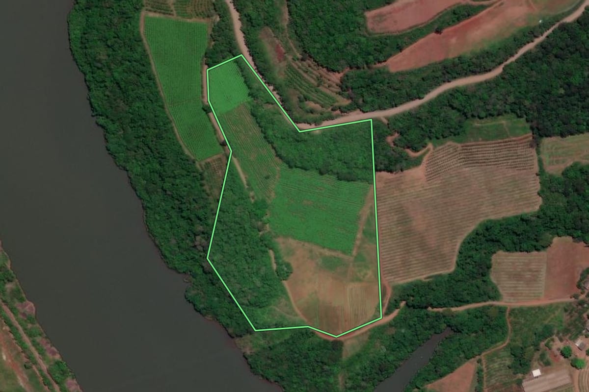 Imagem de satélite do imóvel rural em Antônio Prado (RS), com o contorno declarado no CAR desenhado por cima.