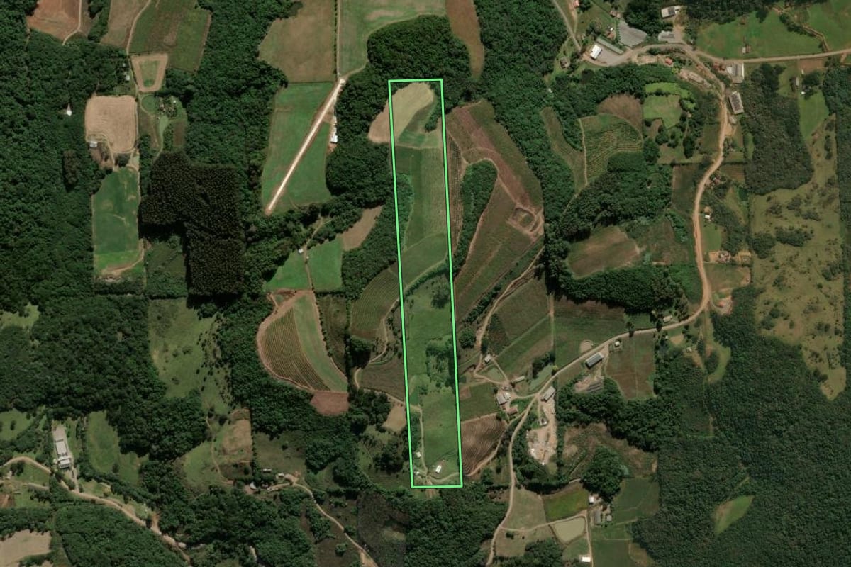Imagem de satélite do imóvel rural em Antônio Prado (RS), com o contorno declarado no CAR desenhado por cima.