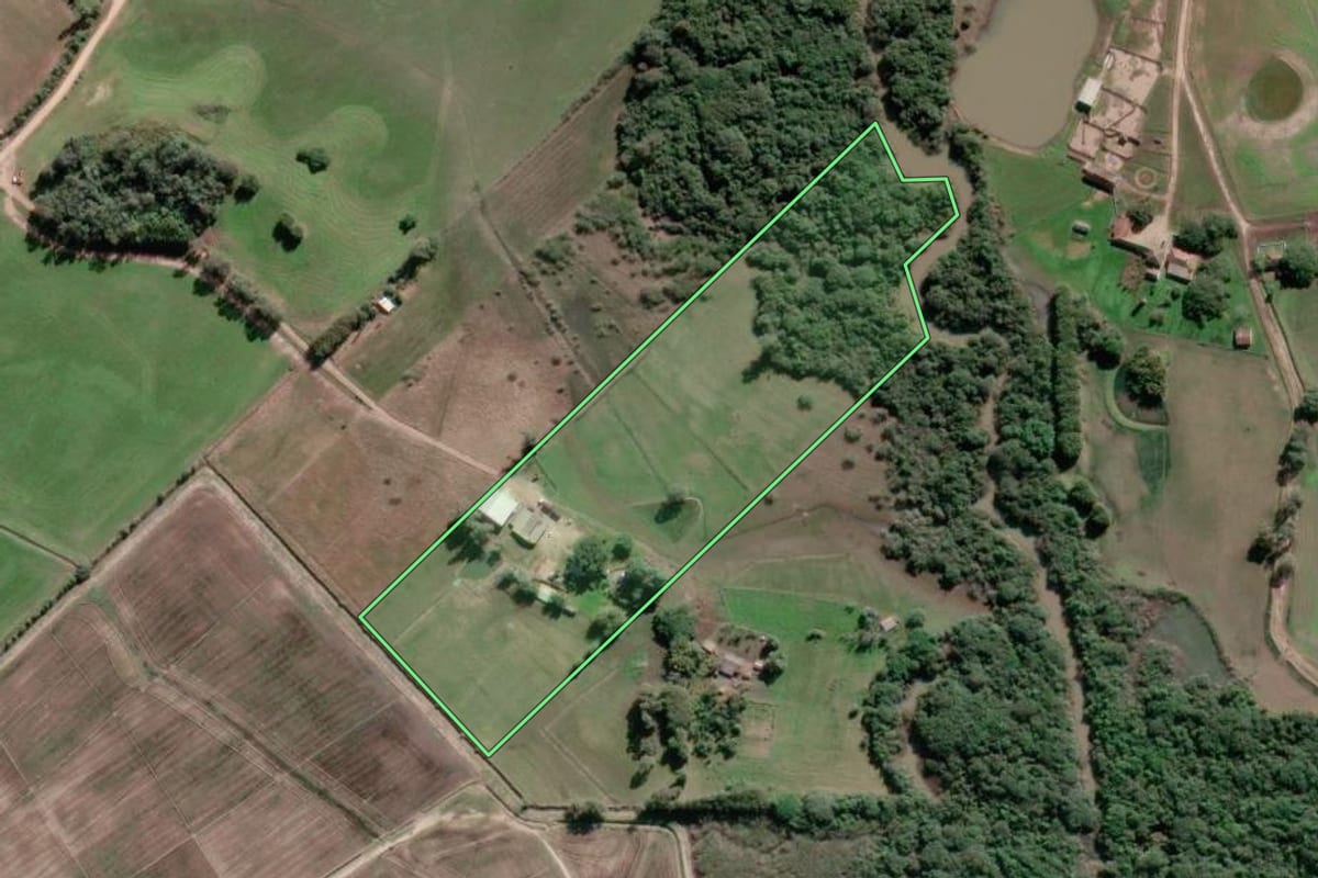 Imagem de satélite do imóvel rural em Arambaré (RS), com o contorno declarado no CAR desenhado por cima.