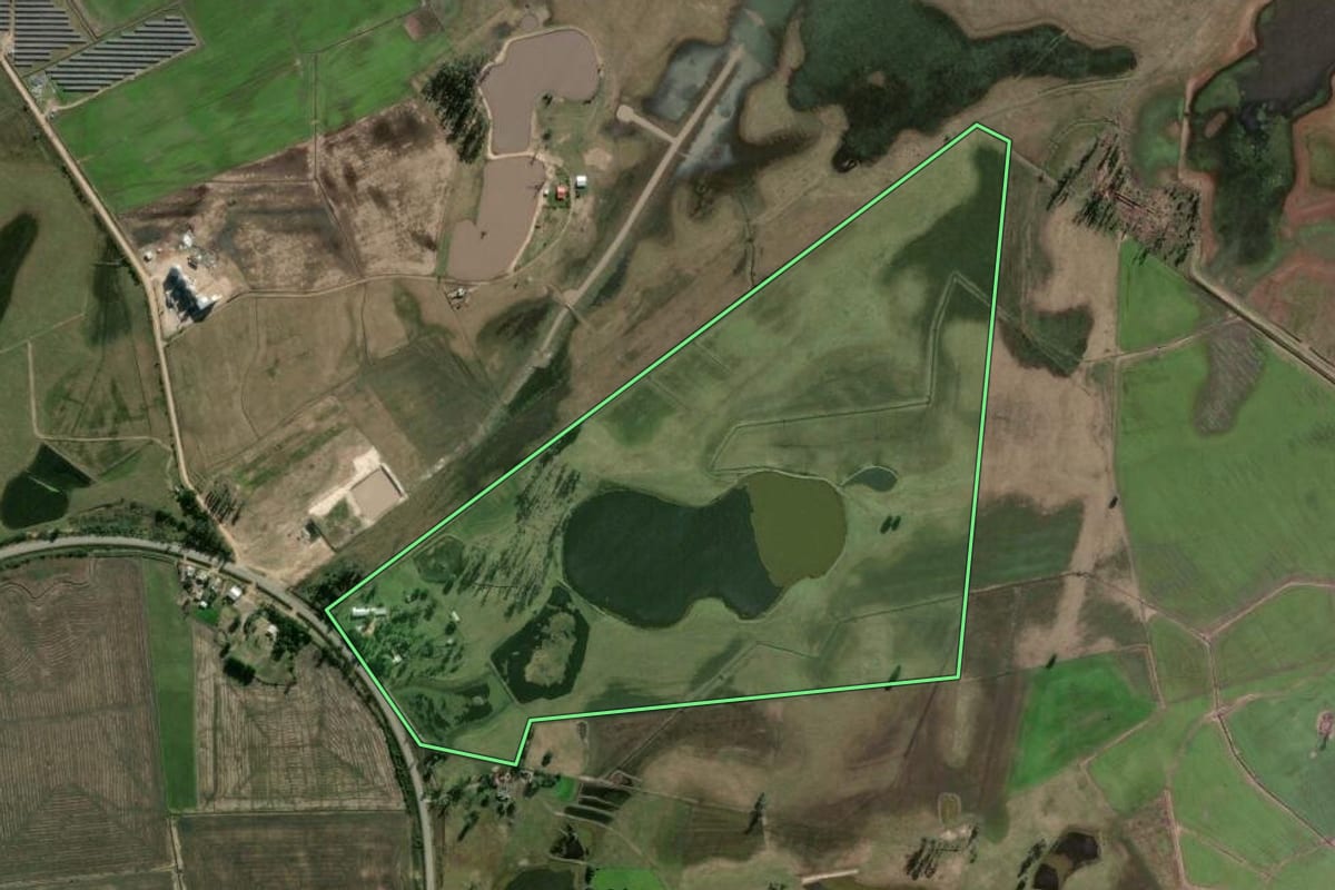 Imagem de satélite do imóvel rural em Arambaré (RS), com o contorno declarado no CAR desenhado por cima.