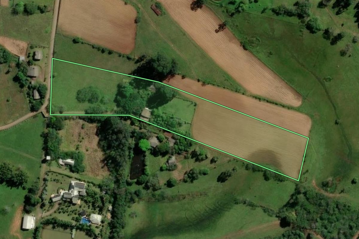 Imagem de satélite do imóvel rural em Araricá (RS), com o contorno declarado no CAR desenhado por cima.