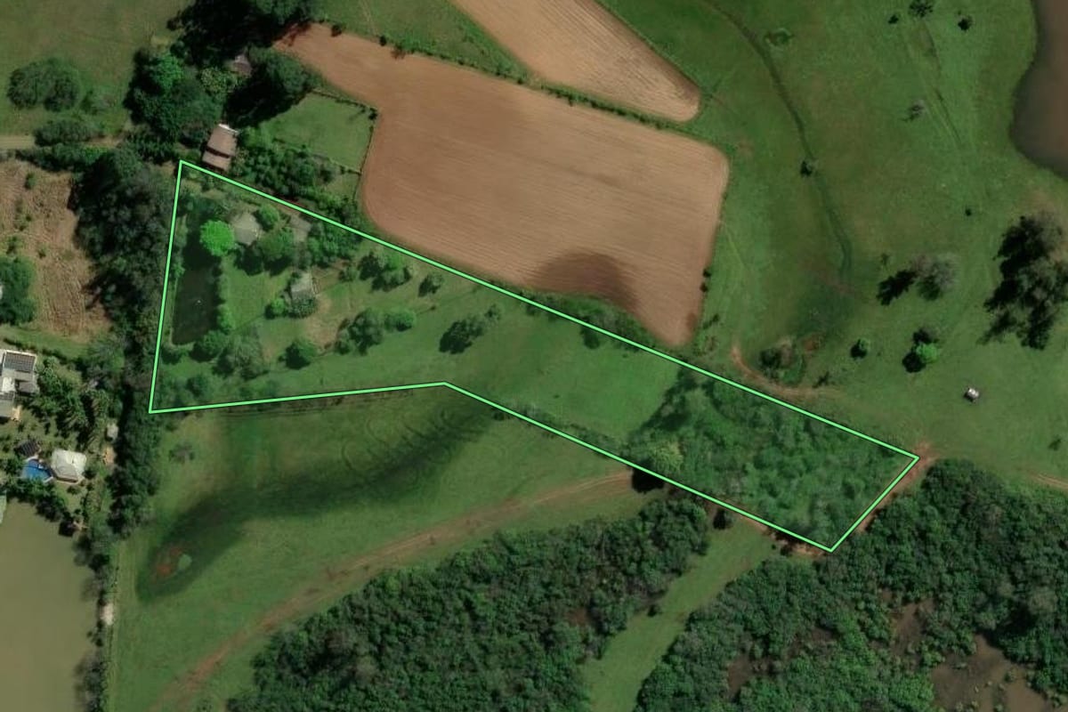 Imagem de satélite do imóvel rural em Araricá (RS), com o contorno declarado no CAR desenhado por cima.