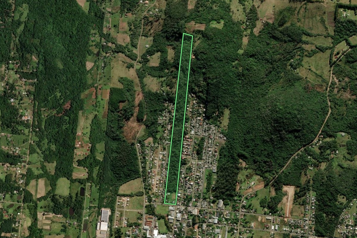 Imagem de satélite do imóvel rural em Araricá (RS), com o contorno declarado no CAR desenhado por cima.