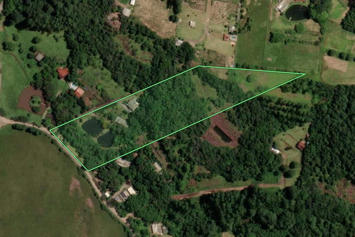 Imagem de satélite do imóvel rural em Araricá (RS), com o contorno declarado no CAR desenhado por cima.