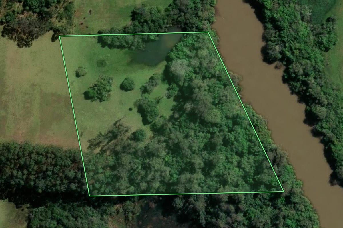 Imagem de satélite do imóvel rural em Araricá (RS), com o contorno declarado no CAR desenhado por cima.