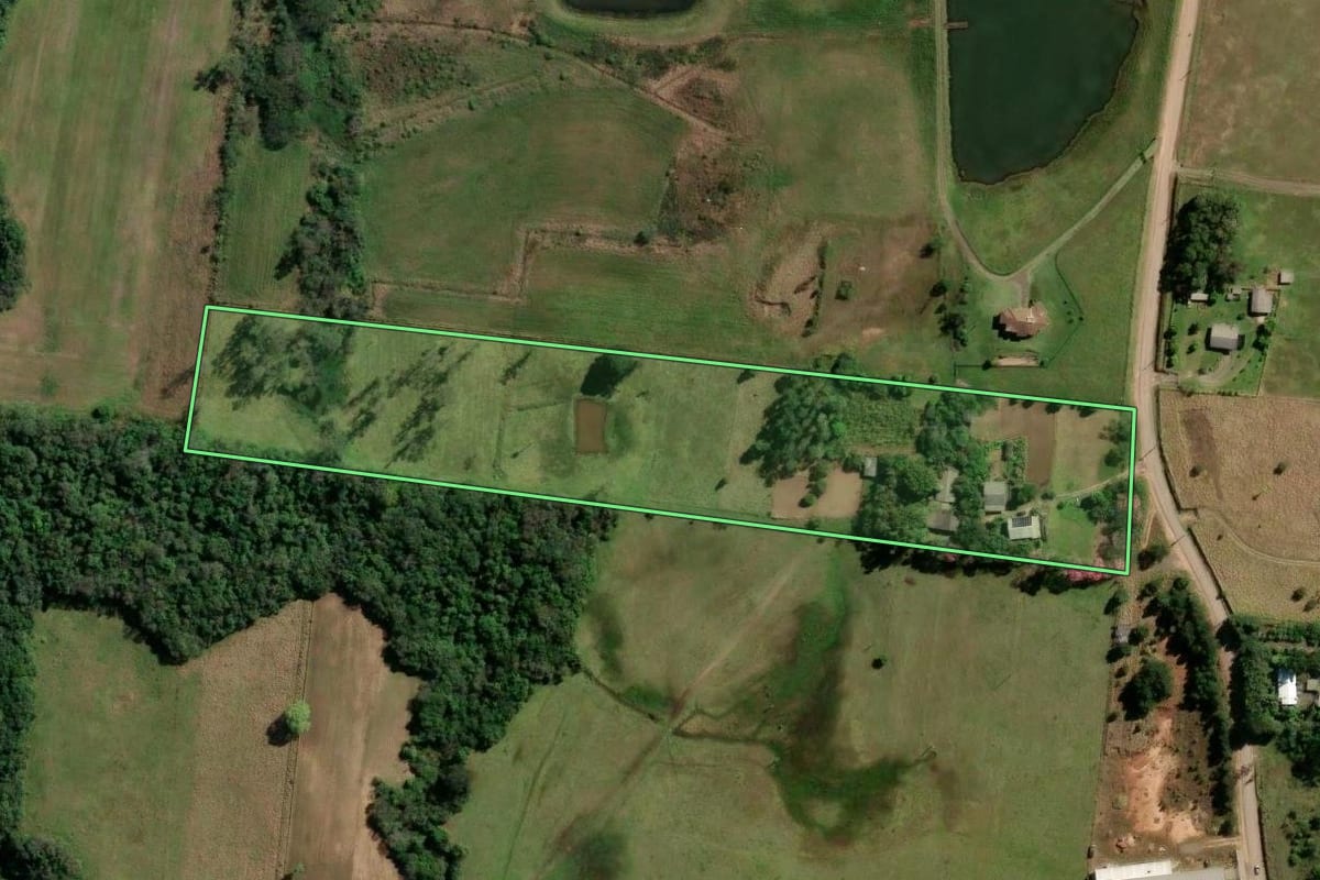 Imagem de satélite do imóvel rural em Araricá (RS), com o contorno declarado no CAR desenhado por cima.