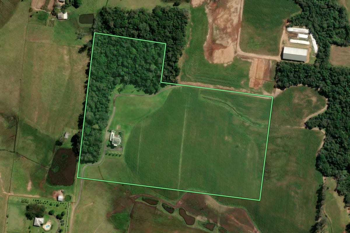 Imagem de satélite do imóvel rural em Araricá (RS), com o contorno declarado no CAR desenhado por cima.