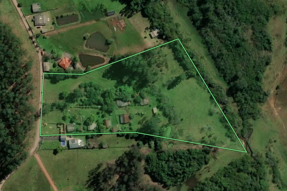 Imagem de satélite do imóvel rural em Araricá (RS), com o contorno declarado no CAR desenhado por cima.