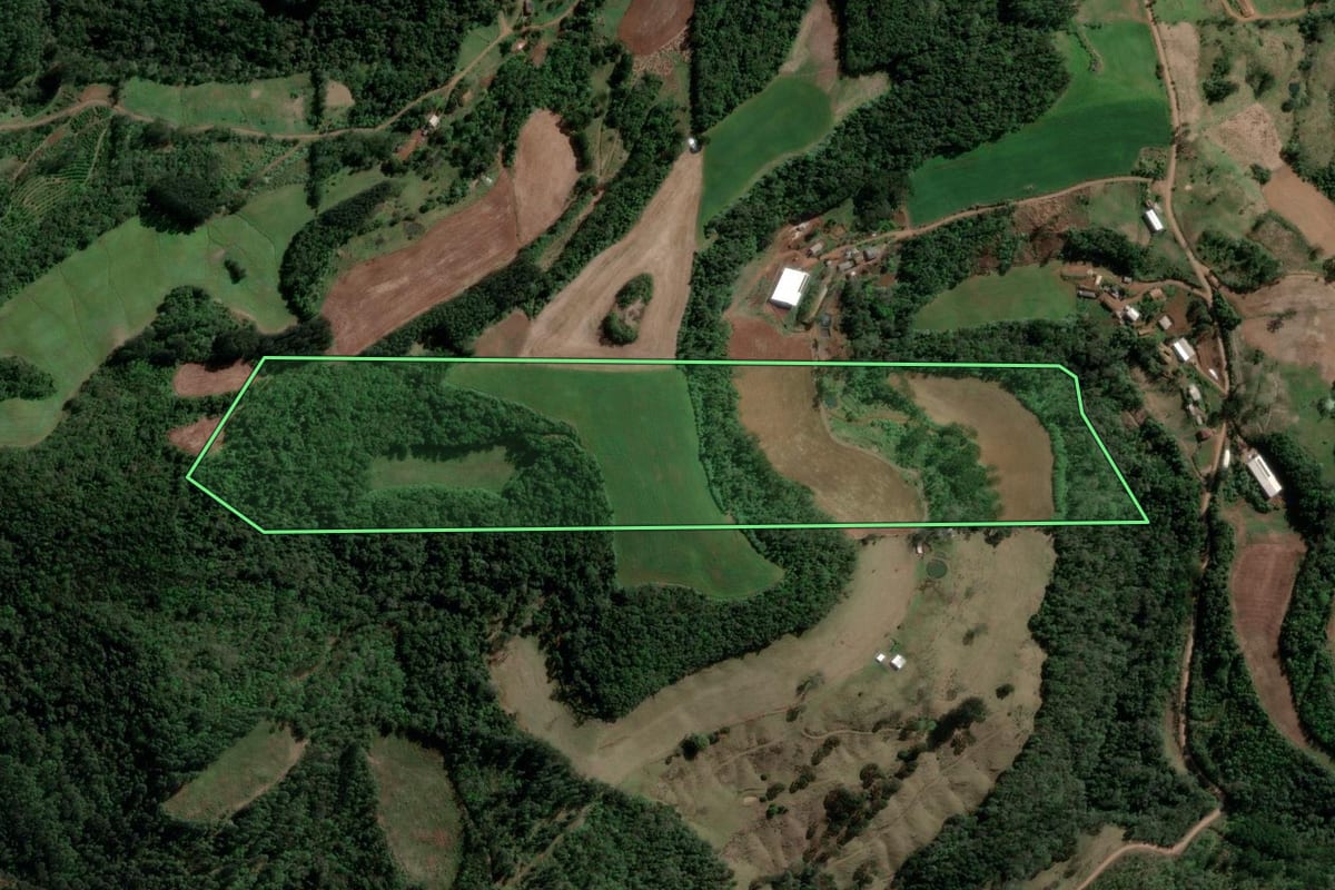 Imagem de satélite do imóvel rural em Aratiba (RS), com o contorno declarado no CAR desenhado por cima.