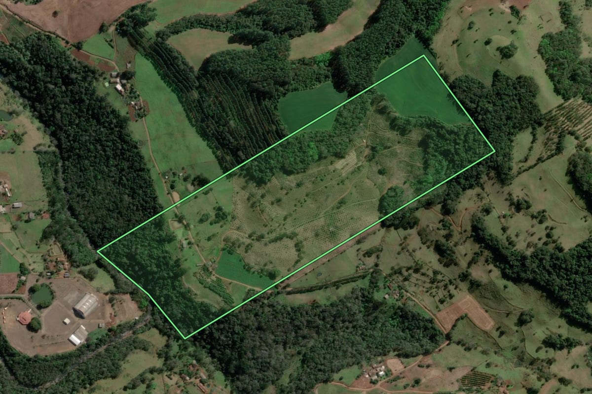 Imagem de satélite do imóvel rural em Aratiba (RS), com o contorno declarado no CAR desenhado por cima.