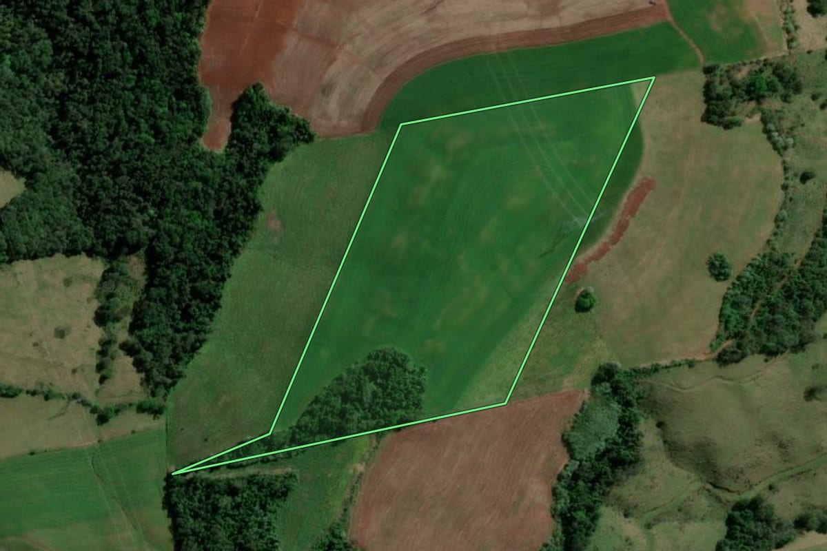 Imagem de satélite do imóvel rural em Aratiba (RS), com o contorno declarado no CAR desenhado por cima.