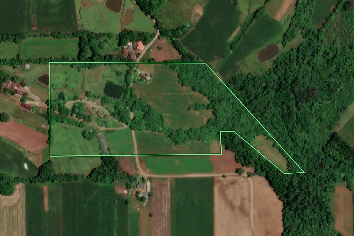Imagem de satélite do imóvel rural em Arroio do Meio (RS), com o contorno declarado no CAR desenhado por cima.