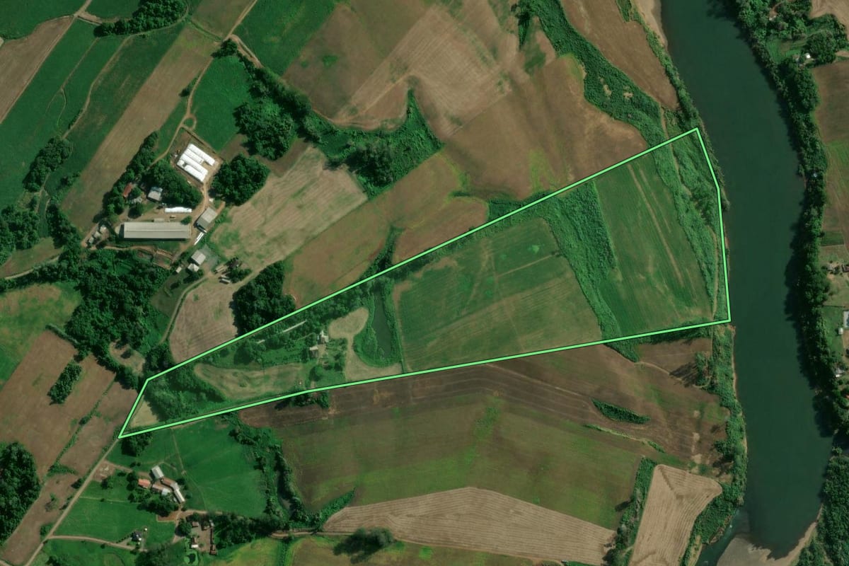 Imagem de satélite do imóvel rural em Arroio do Meio (RS), com o contorno declarado no CAR desenhado por cima.