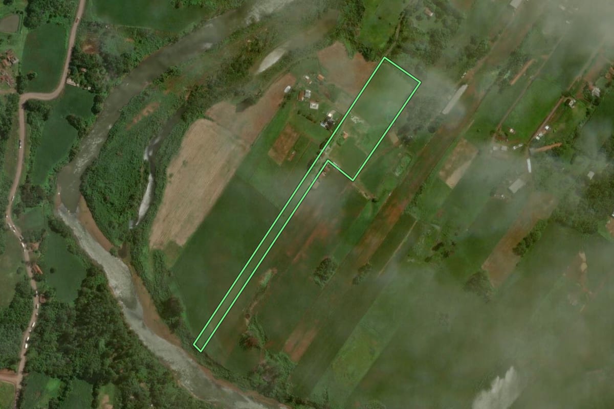 Imagem de satélite do imóvel rural em Arroio do Meio (RS), com o contorno declarado no CAR desenhado por cima.