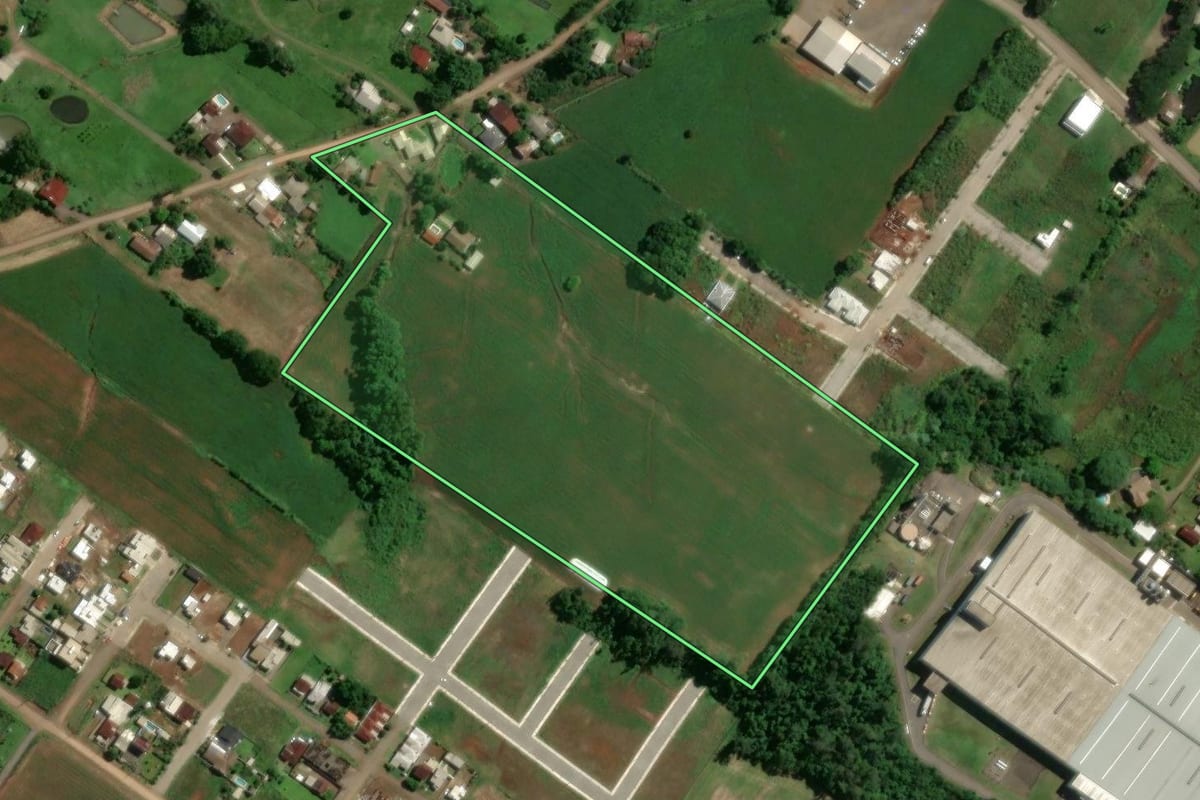 Imagem de satélite do imóvel rural em Arroio do Meio (RS), com o contorno declarado no CAR desenhado por cima.